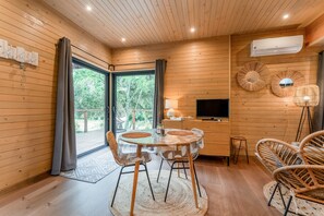 Interior - Holiday Home 'Lodge Slow Life - Mas De Rey' with Private Terrace, Wi-Fi and Air Conditioning (Arpaillargues-et-Aureillac)