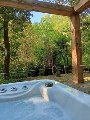 Outdoor spa tub