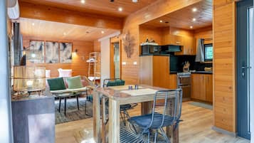 TV, tavolo da ping pong