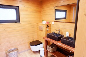 Shower, hair dryer, towels - Holiday Home 'Lodge Exotique 4 - Mas De Rey' with Private Terrace, Wi-Fi and Air Conditioning (Arpaillargues-et-Aureillac)