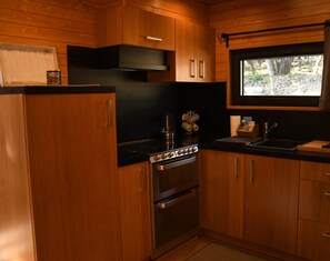 Fridge, microwave, oven, stovetop - Holiday Home 'Lodge Campagne Chic 3 - Mas De Rey' with Private Terrace, Wi-Fi and Air Conditioning (Arpaillargues-et-Aureillac)
