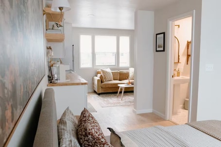 WiFi, bed sheets. Cozy Cottage in The North End Near Downtown