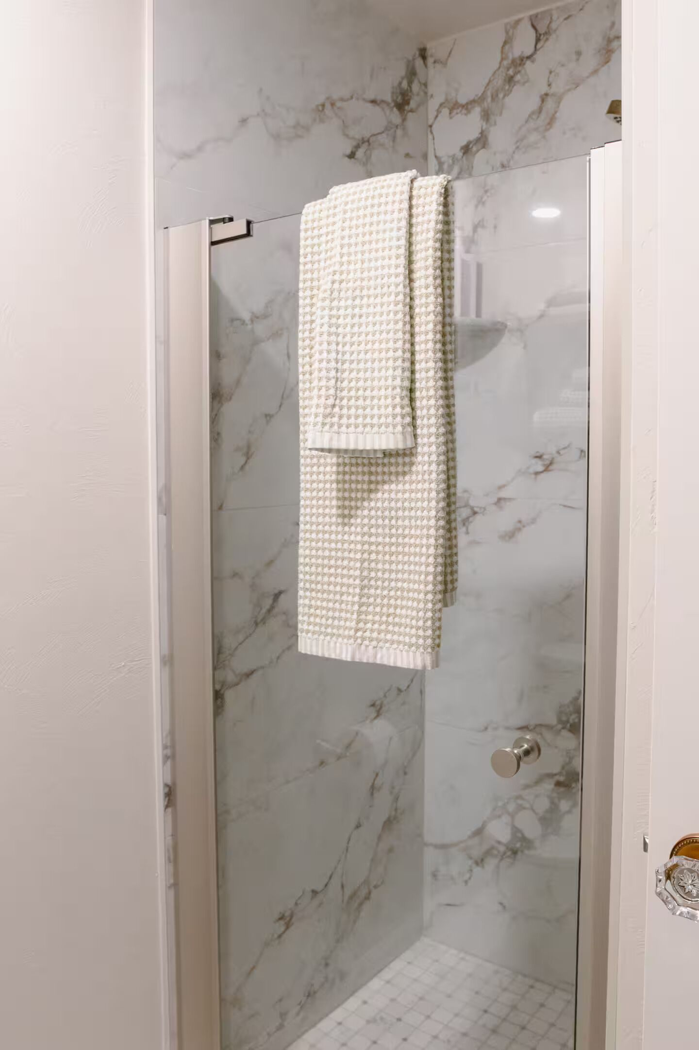 Douche, séchoir à cheveux, serviettes fournies, savon