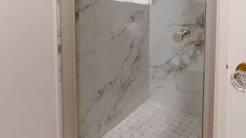 Douche, séchoir à cheveux, serviettes fournies, savon