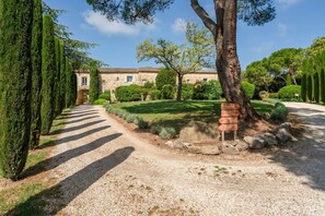 Property grounds - Holiday Home 'Monet - Mas De Rey' with Shared Pool, Private Terrace and Wi-Fi (Arpaillargues-et-Aureillac)