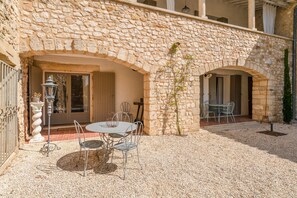 Outdoor dining - Holiday Home 'Monet - Mas De Rey' with Shared Pool, Private Terrace and Wi-Fi (Arpaillargues-et-Aureillac)