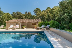 Pool - Holiday Home 'Monet - Mas De Rey' with Shared Pool, Private Terrace and Wi-Fi (Arpaillargues-et-Aureillac)