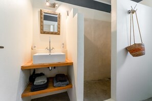 Douche, sèche-cheveux, serviettes fournies