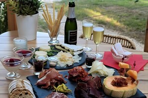 Outdoor dining - Holiday Home 'Monet - Mas De Rey' with Shared Pool, Private Terrace and Wi-Fi (Arpaillargues-et-Aureillac)