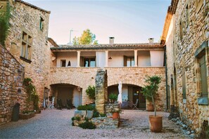 Exterior - Holiday Home 'Monet - Mas De Rey' with Shared Pool, Private Terrace and Wi-Fi (Arpaillargues-et-Aureillac)