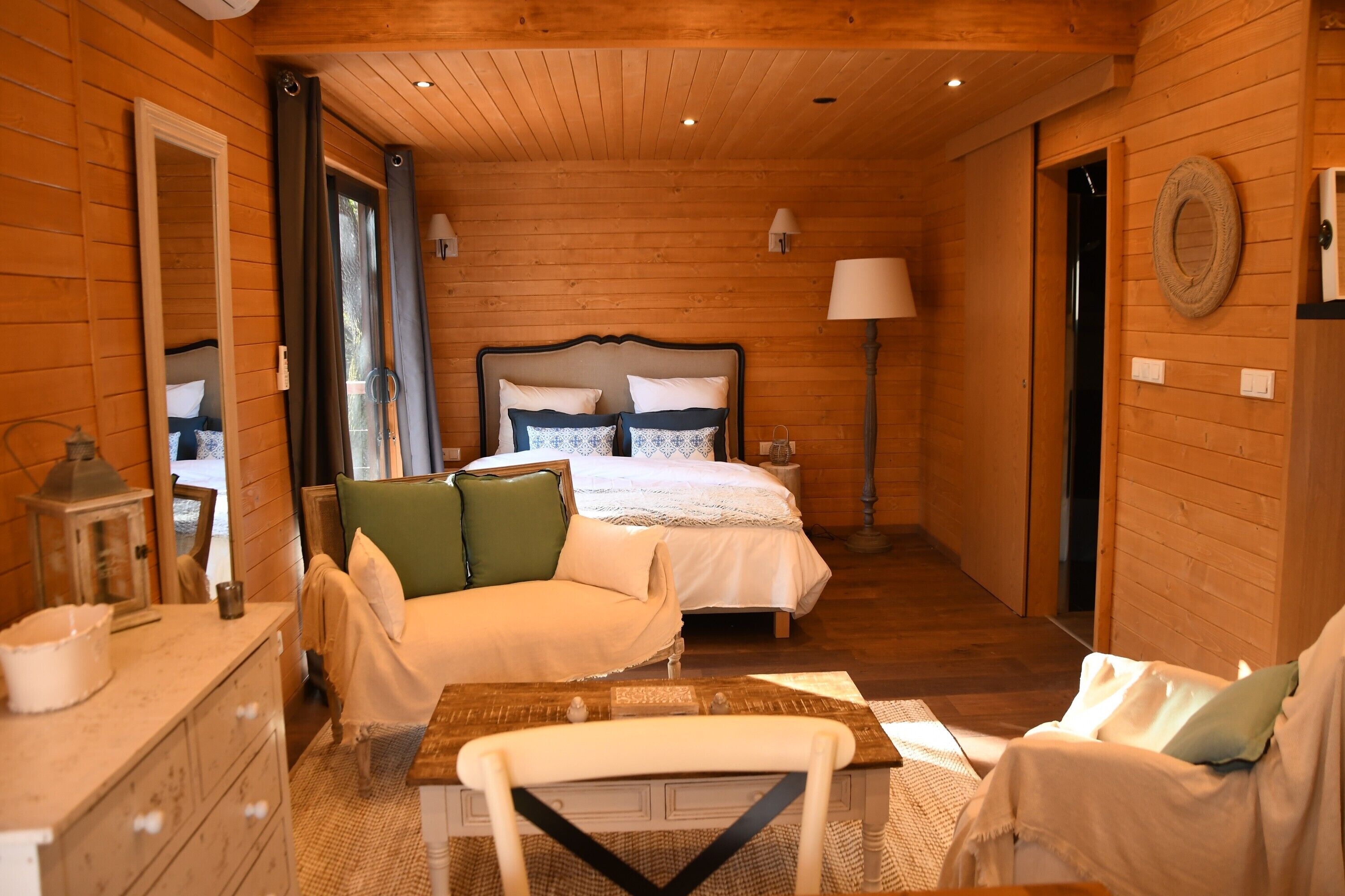 Tabla de planchar con plancha, wifi y ropa de cama 