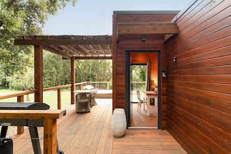 Outdoor dining. Holiday Home 'Lodge Campagne Chic 2 - Mas De Rey' with Wi-Fi