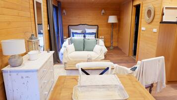 Iron/ironing board, WiFi, bed sheets