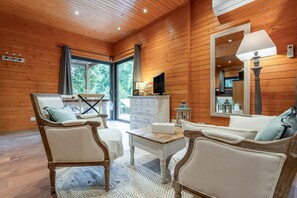 TV, fireplace, ping pong - Holiday Home 'Lodge Campagne Chic 2 - Mas De Rey' with Wi-Fi (Arpaillargues-et-Aureillac)