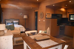 Interior - Holiday Home 'Lodge Campagne Chic 2 - Mas De Rey' with Wi-Fi (Arpaillargues-et-Aureillac)
