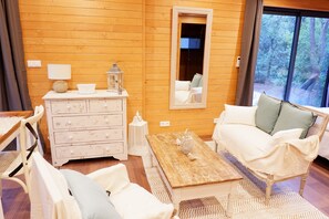 Fernseher, Kamin, Tischtennisplatte