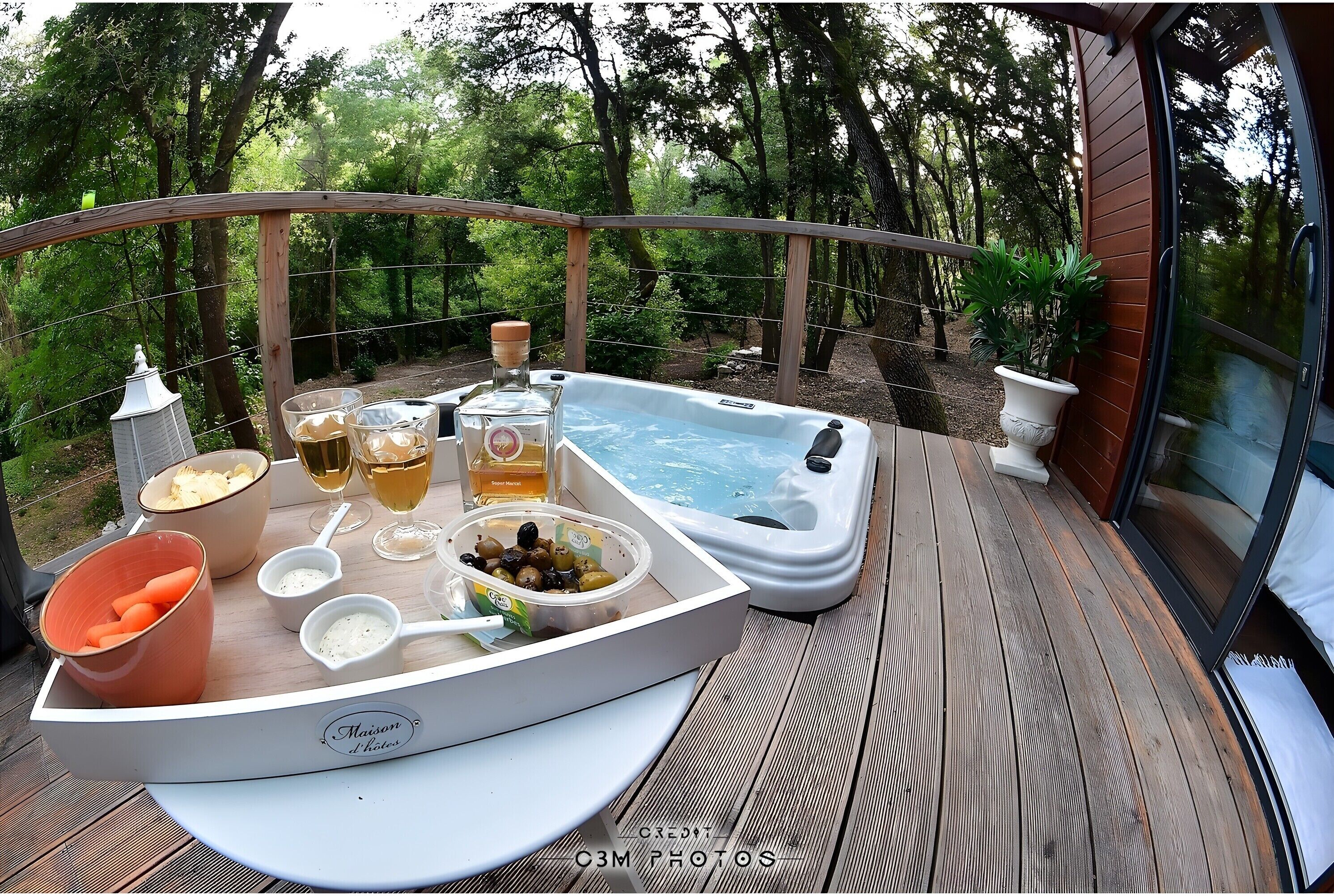 Outdoor spa tub