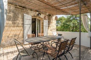 Outdoor dining - Holiday Home 'Van Gogh - Mas De Rey' with Private Terrace, Shared Garden and Wi-Fi (Arpaillargues-et-Aureillac)