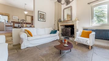 TV, caminetto, tavolo da ping pong