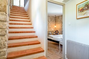 3 bedrooms, iron/ironing board, WiFi, bed sheets - Holiday Home 'Van Gogh - Mas De Rey' with Private Terrace, Shared Garden and Wi-Fi (Arpaillargues-et-Aureillac)