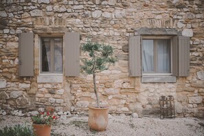 Exterior detail - Holiday Home 'Van Gogh - Mas De Rey' with Private Terrace, Shared Garden and Wi-Fi (Arpaillargues-et-Aureillac)