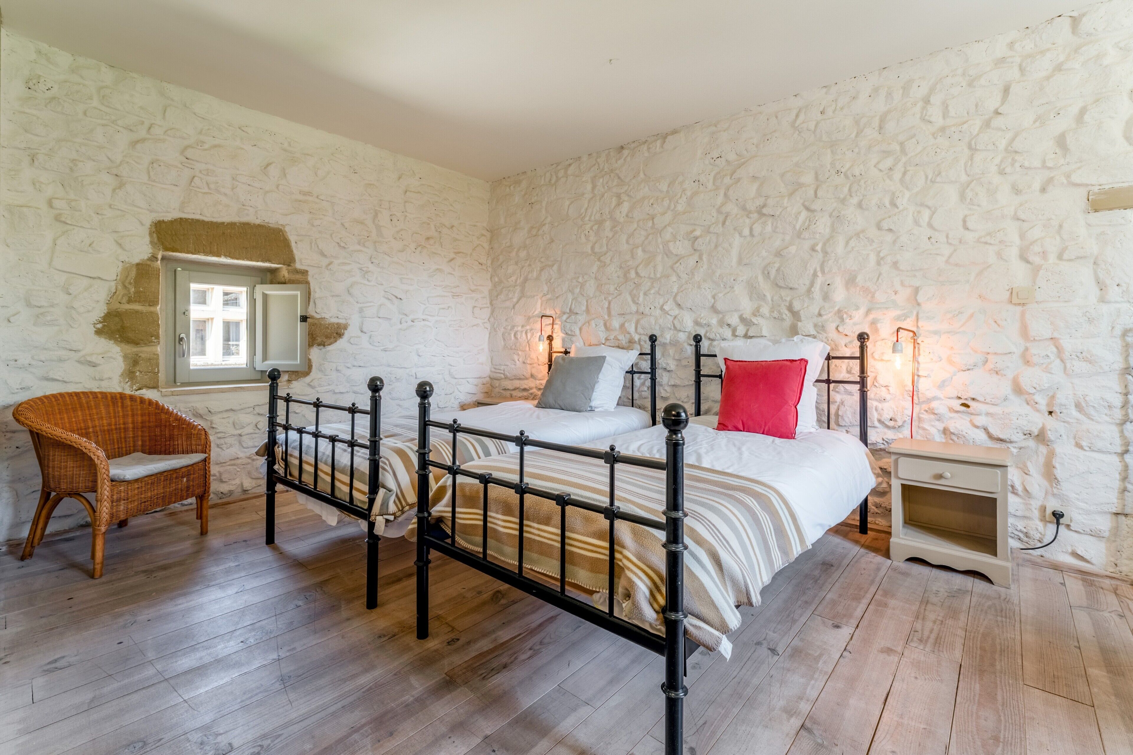 3 bedrooms, iron/ironing board, WiFi, bed sheets