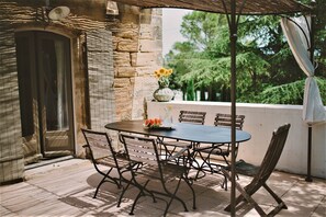 Outdoor dining - Holiday Home 'Van Gogh - Mas De Rey' with Private Terrace, Shared Garden and Wi-Fi (Arpaillargues-et-Aureillac)