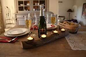 Interior - Holiday Home 'Van Gogh - Mas De Rey' with Private Terrace, Shared Garden and Wi-Fi (Arpaillargues-et-Aureillac)