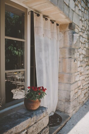 Exterior detail - Holiday Home 'Renoir - Mas De Rey' with Private Terrace, Shared Garden and Wi-Fi (Arpaillargues-et-Aureillac)