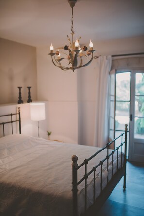 Iron/ironing board, WiFi, bed sheets - Holiday Home 'Renoir - Mas De Rey' with Private Terrace, Shared Garden and Wi-Fi (Arpaillargues-et-Aureillac)