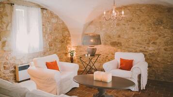 Fernseher, Kamin, Tischtennisplatte