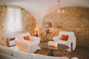 TV, fireplace, ping pong - Holiday Home 'Rodin - Mas De Rey' with Private Terrace, Shared Garden and Wi-Fi (Arpaillargues-et-Aureillac)