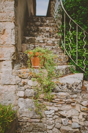 Property grounds - Holiday Home 'Rodin - Mas De Rey' with Private Terrace, Shared Garden and Wi-Fi (Arpaillargues-et-Aureillac)