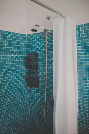 Ducha, secador de pelo y toallas