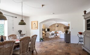 Dining - Holiday Home 'Rodin - Mas De Rey' with Private Terrace, Shared Garden and Wi-Fi (Arpaillargues-et-Aureillac)