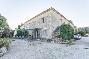 Exterior - Holiday Home 'Rodin - Mas De Rey' with Private Terrace, Shared Garden and Wi-Fi (Arpaillargues-et-Aureillac)