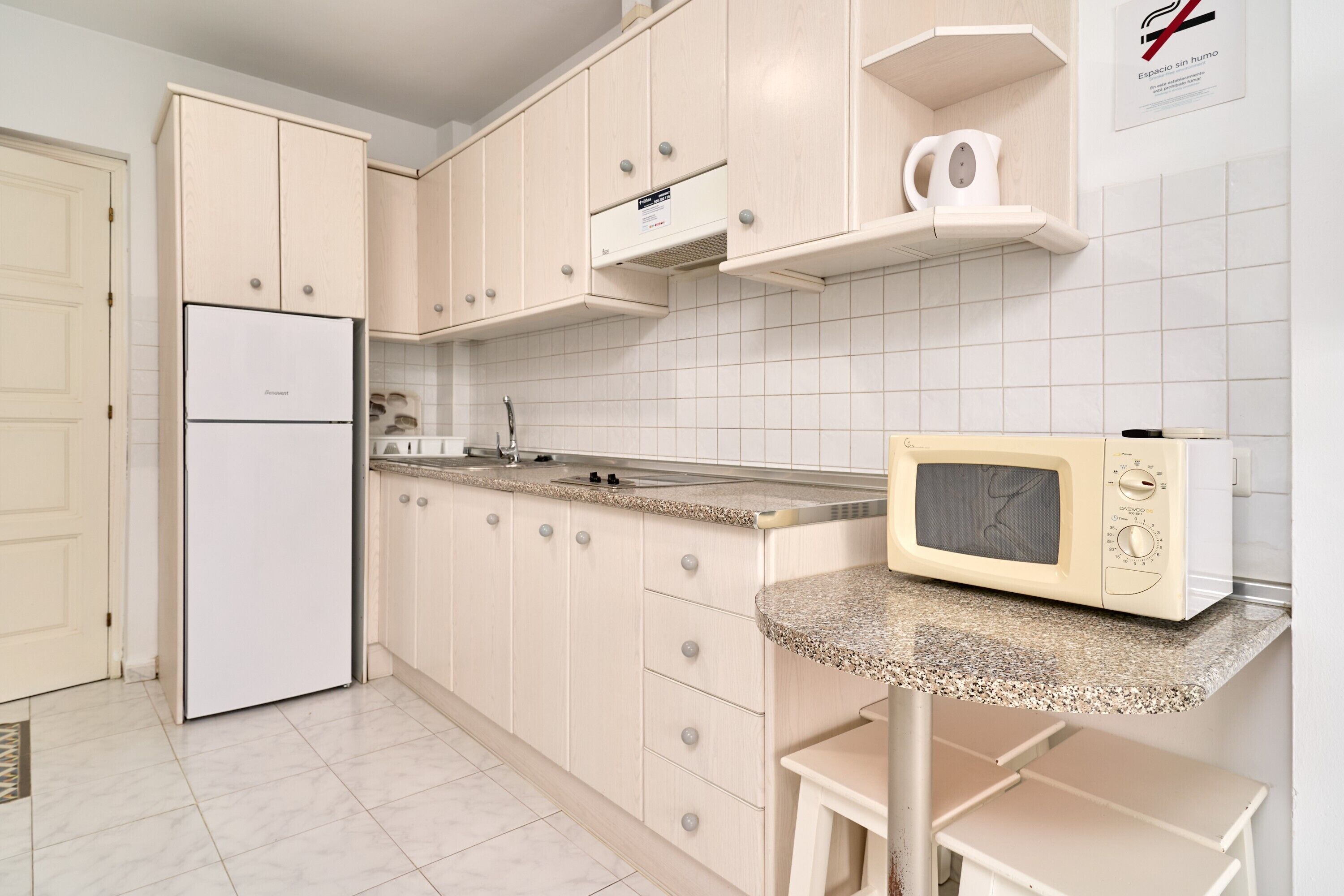 Refrigerador, microondas, parrilla de estufa y cafetera y tetera 