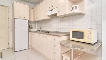 Kylskåp, mikrovågsugn, spishäll och kaffe- och tebryggare