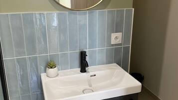 Shower, towels, soap, shampoo