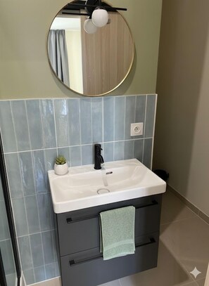 Shower, towels, soap, shampoo