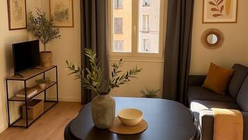 Comfort Room, City View | Living area