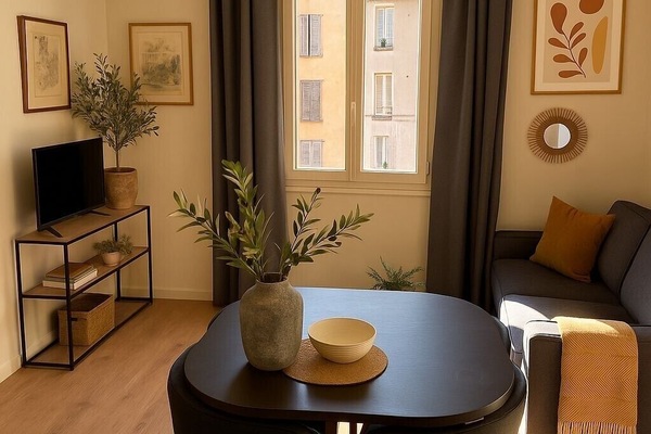 Quarto conforto, vista para a cidade | Área de estar | TV