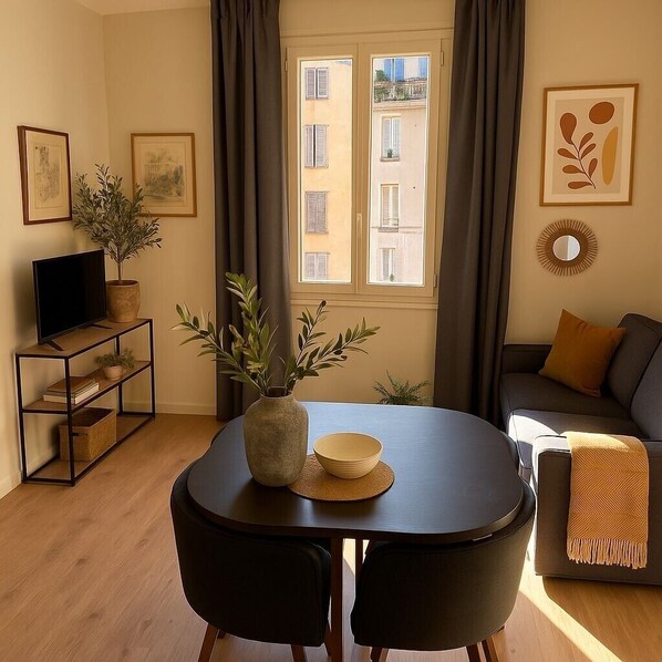 Comfort Room, City View | Living area