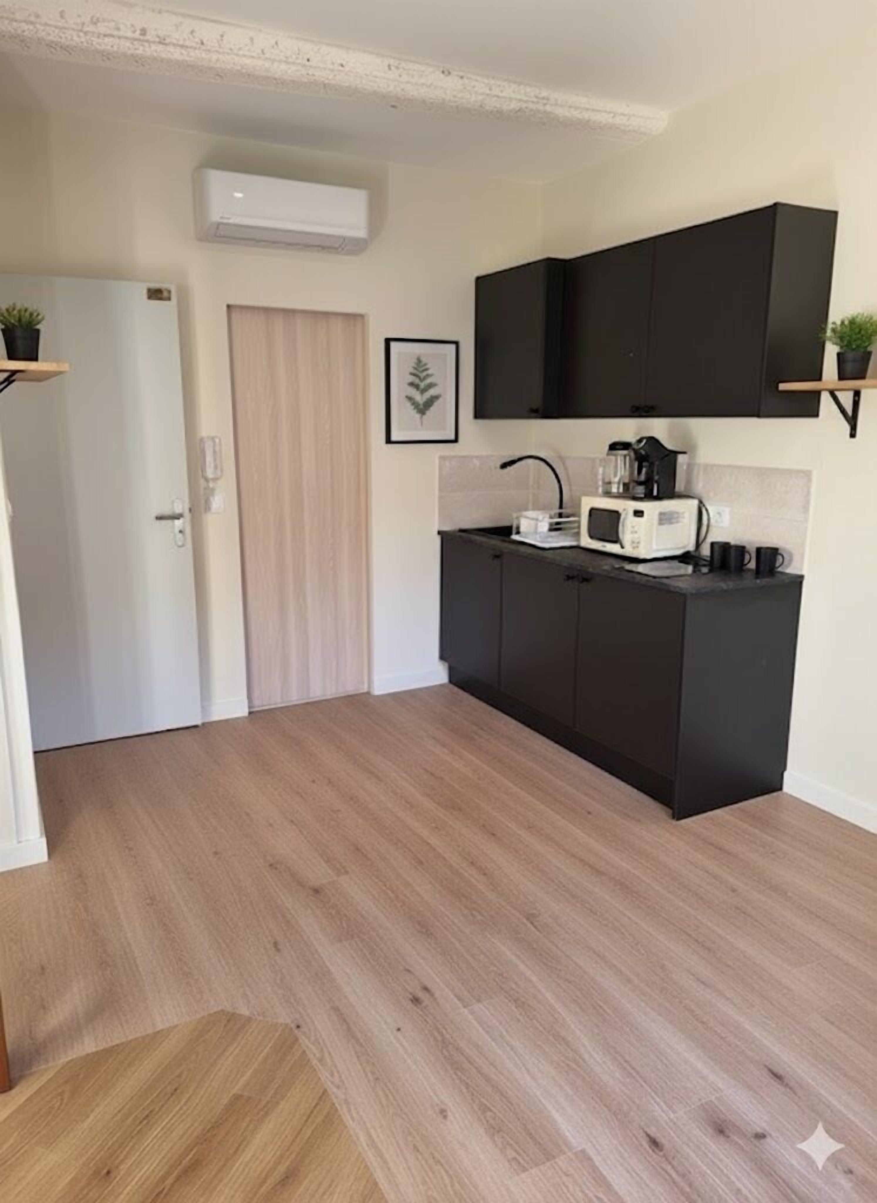 Mini-frigorifero, microonde, piano cottura, pentole/stoviglie/utensili