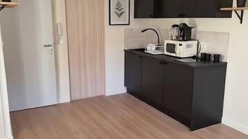 Een mini-koelkast, een magnetron, een kookplaat