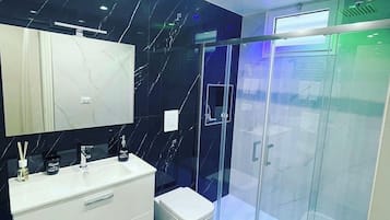 Doccia, vasca idromassaggio, asciugacapelli, bidet