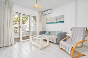 TV - Apartment in A Hotel 'N8' with Shared Pool, Wi-Fi and Air Conditioning (NERJA)