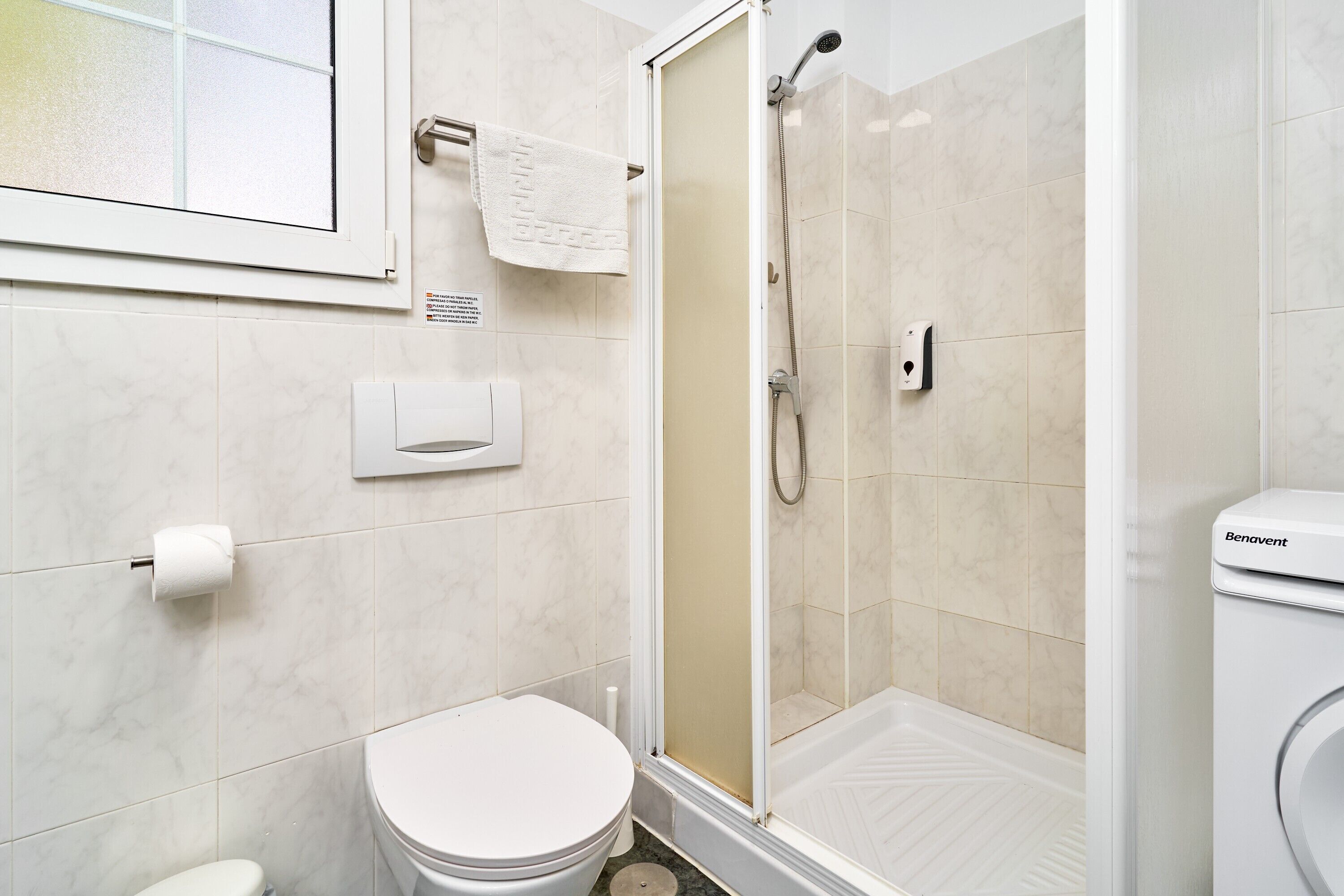 Een douche, een haardroger, handdoeken