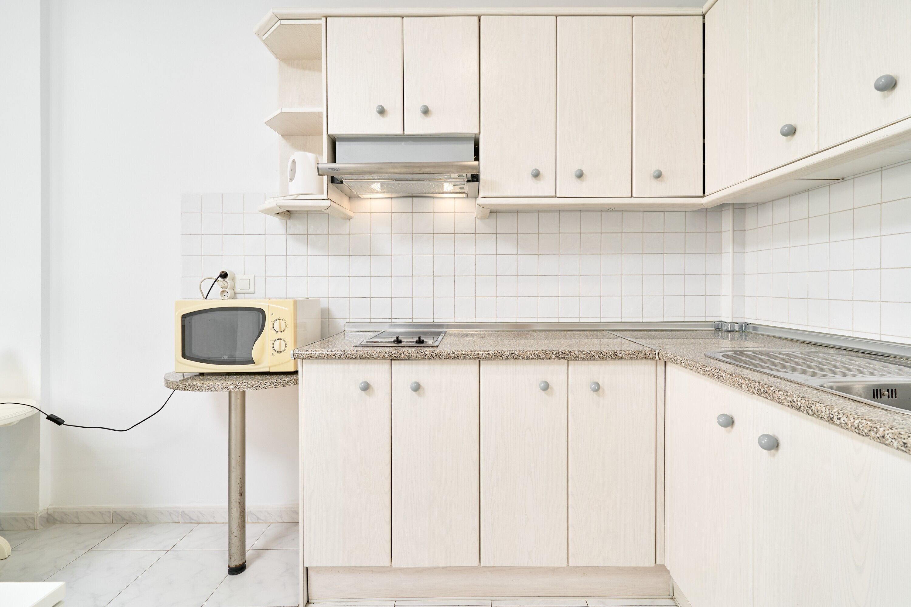 Kühlschrank, Mikrowelle, Herdplatte, Wasserkocher mit Kaffee-/Teezubehör