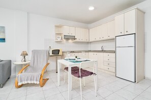 Jääkaappi, mikroaaltouuni, liesi, kahvin-/teenkeitin